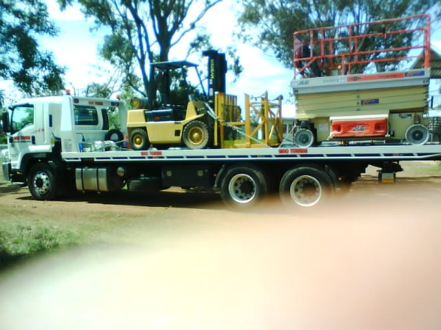 1300TOWING Toowoomba's new 1400 Isuzu long tilt tray