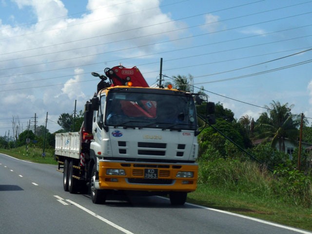 Isuzu cargo truck fitted with FASSI mechanical crane