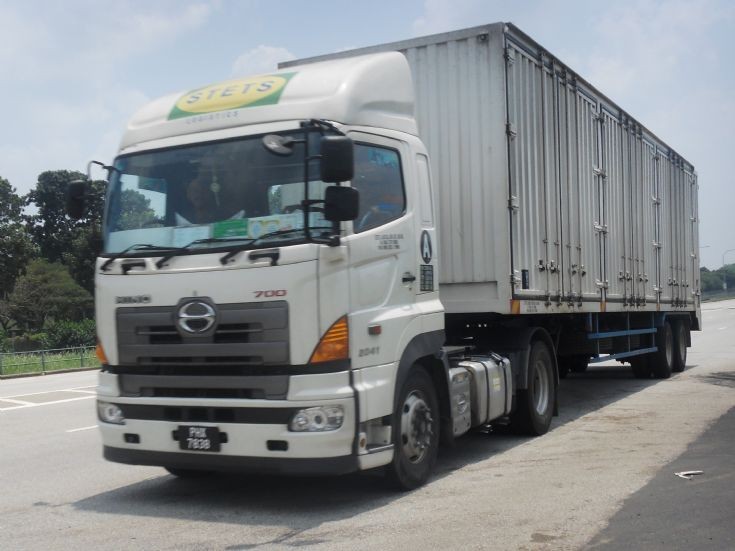 HINO 700 Tractor hauling a trailer with container
