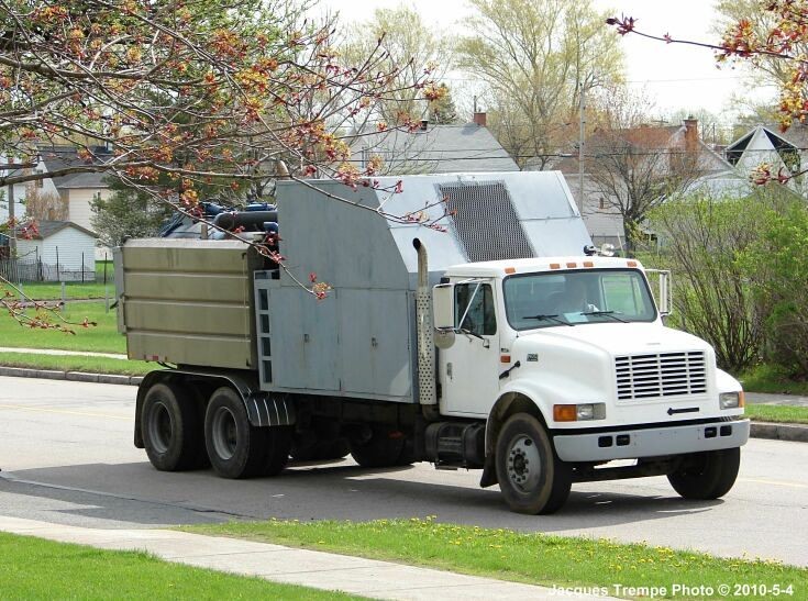 International 4900 from an unidentified carrier with a strange load