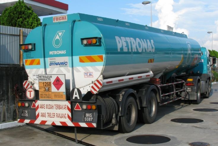 Petronas Volvo FM9-340 at Gelang Patah R&R Petrol Station, Johor, Malaysia (Rear view)