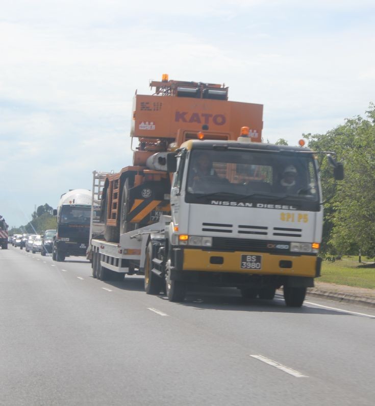 Nissan Diesel CX hauling Kato crane