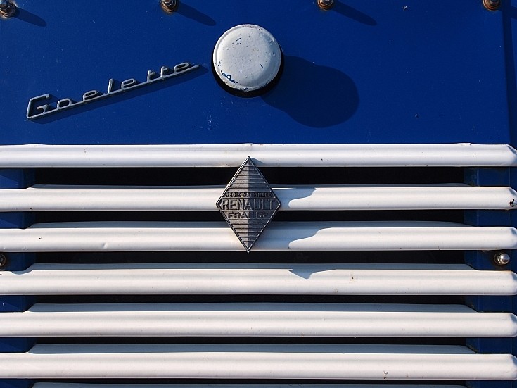 Insignia of a Renault Goelette registration VIE-HL 462 at 'Historisch Weekeind Den Helder', The Netherlands