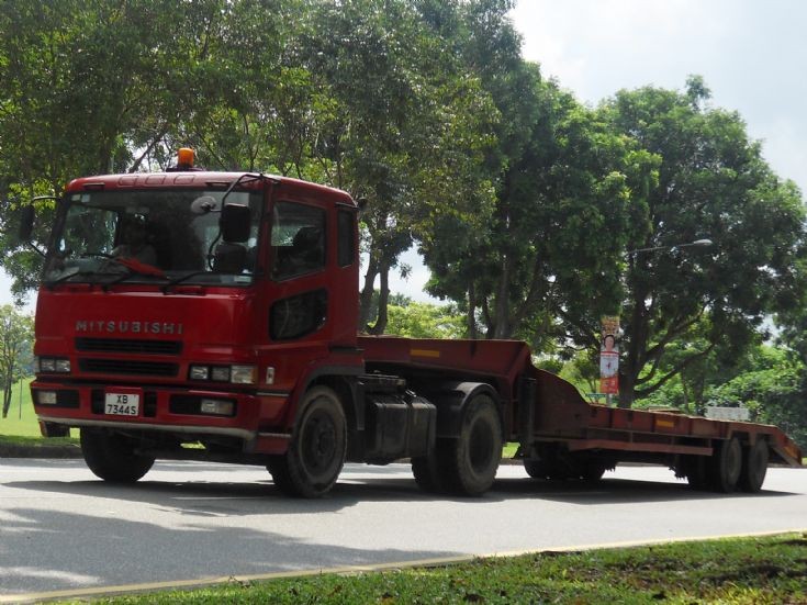 Mitsubishi Fuso Super Great FP50LDR Tractor hauling a low loader trailer