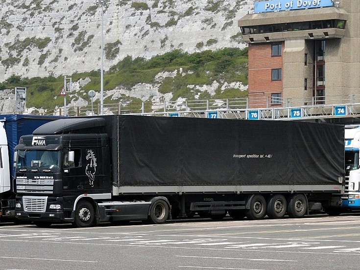 Fama's black DAF XF truck - Silver horse on black truck