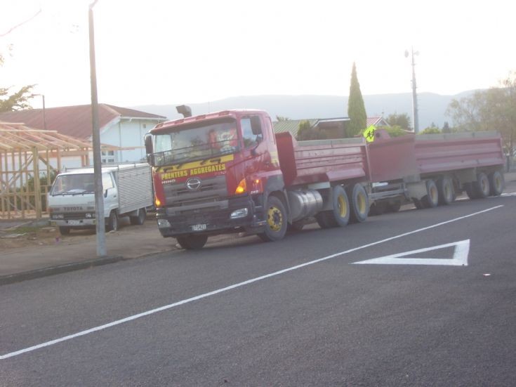 PRENTERS 2007 HINO 700 SERIES