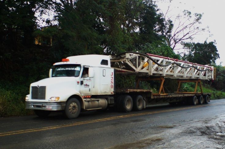 Photo of an International truck in Mexico Unit J280 transporting a structure